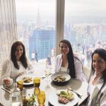 o restaurante peak tem uma vista maravilhosa. na foto com kathleen tostes e gislene tostes