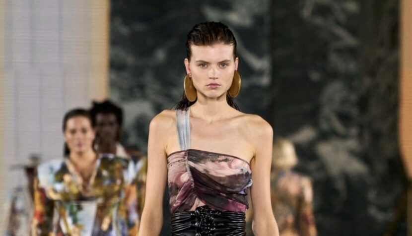 BALMAIN FESTIVAL V03 NA PARIS FASHION WEEK Capa