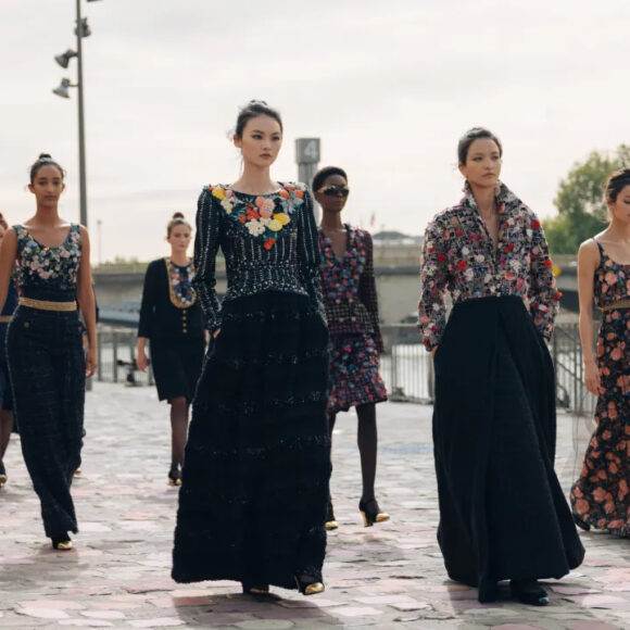 CHANEL APRESENTA SUA COLEÇÃO DE ALTA COSTURA ÀS MARGENS DO RIO SENA EM PARIS