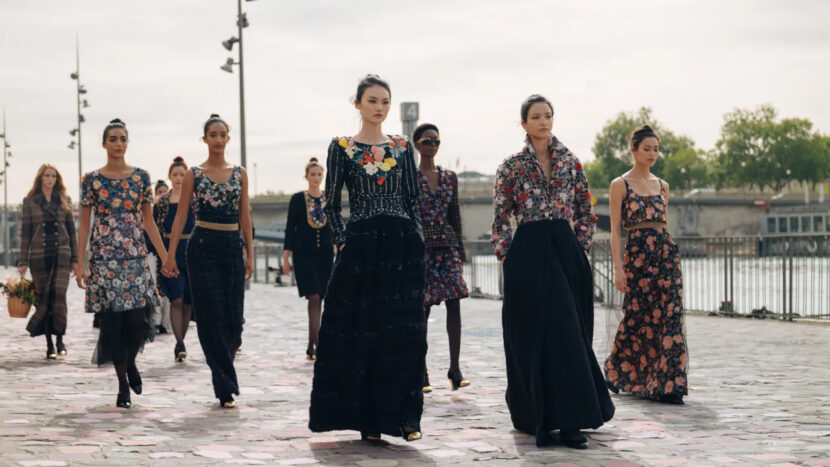 CHANEL APRESENTA SUA COLEÇÃO DE ALTA COSTURA ÀS MARGENS DO RIO SENA EM PARIS CHANEL APRESENTA SUA COLEÇÃO DE ALTA COSTURA ÀS MARGENS DO RIO SENA EM PARIS