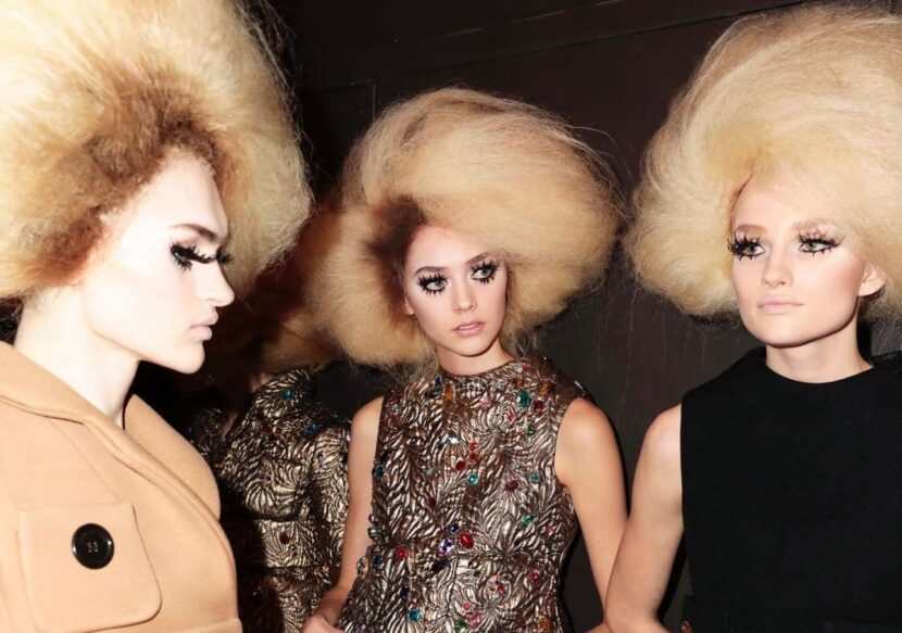 Desfile de Marc Jacobs Mistura Nostalgia e Surrealismo em Nova Coleção IMG-20240204-WA0008