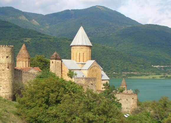 7 ROTEIROS PARA TRANSFORMAR 2024 NO ANO DAS VIAGENS INESQUECÍVEIS Georgia-Myths-and-Mountains-01_Easy-Resize.com (1)