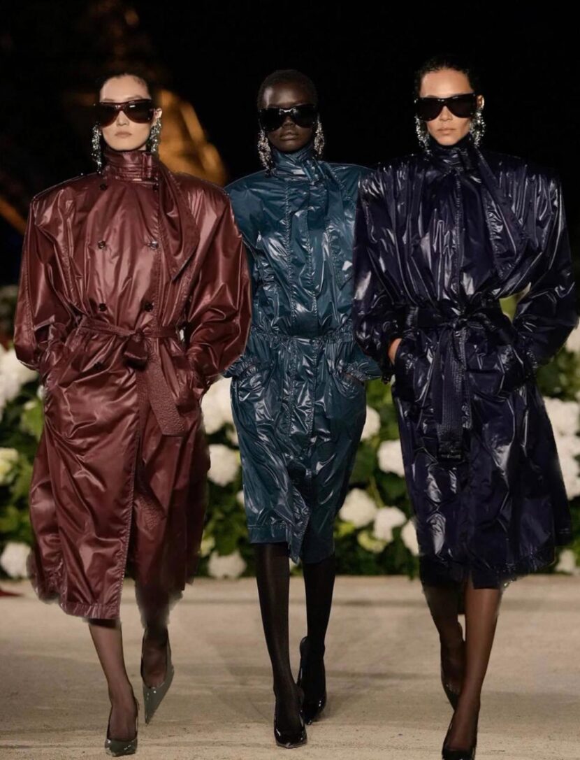 Saint Laurent explora volumes e transparências ousadas em Paris Fashion Week WhatsApp Image 2025-09-30 at 8.27.56 AM