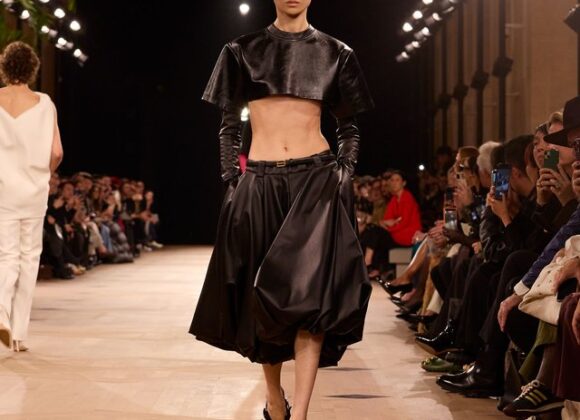 Balenciaga_ss26_runway_049(1)