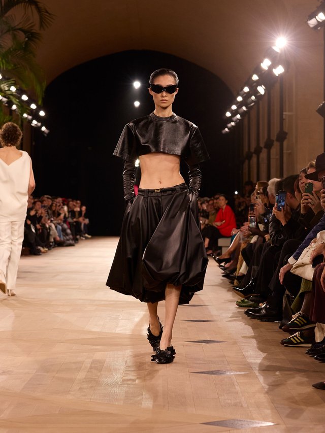 Balenciaga Sob a Direção de Pierpaolo Piccioli: Uma Nova Era Criativa Balenciaga_ss26_runway_049(1)